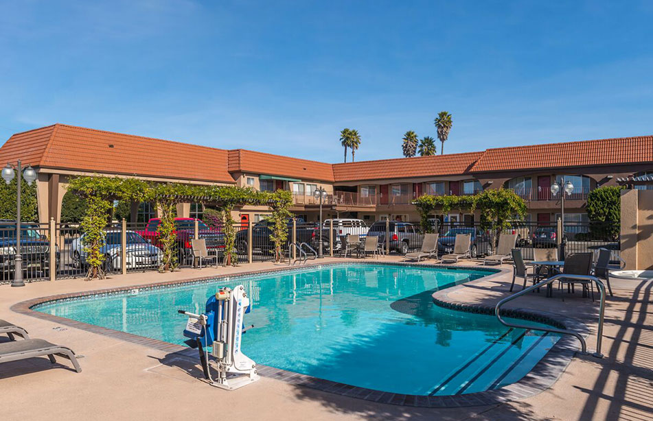 Heated Outdoor Pool & Hot Tub Heated Outdoor Pool & Hot Tub